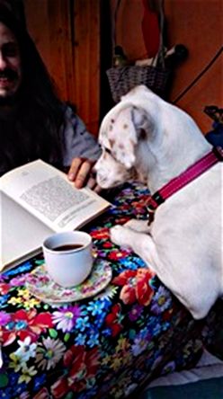 Un vizio di famiglia, consumare libri e caffè! Solo che lei non fuma il toscano né la pipa. La mia assistente Brie.